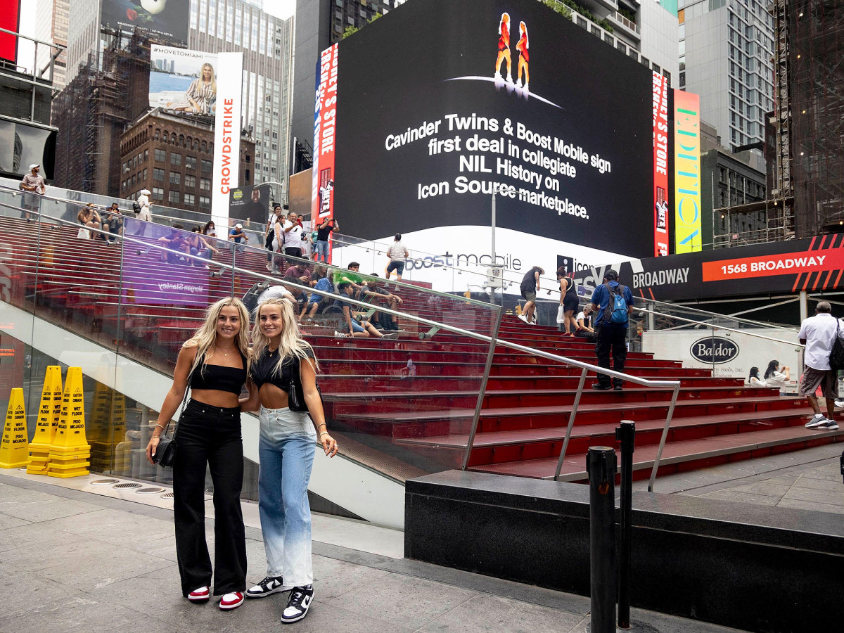 cavinder-twins-times-square.jpg